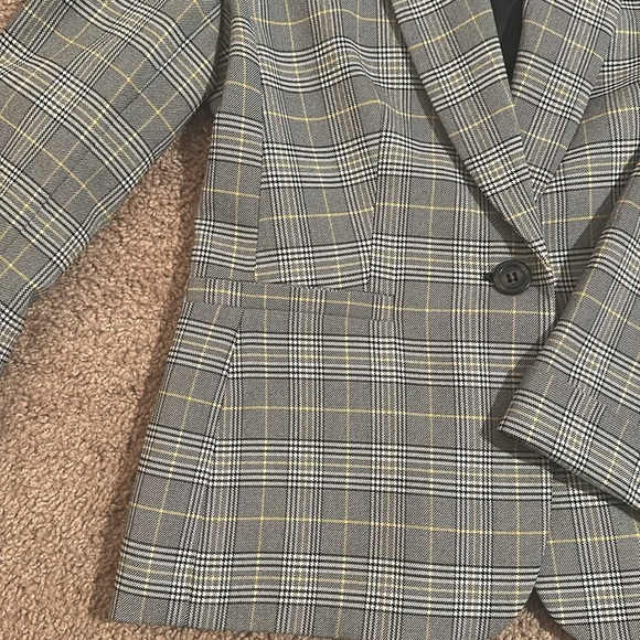 Nine West Women’s blazer, size 2. Grey, black white and yellow plaid pattern. - Picture 2 of 4